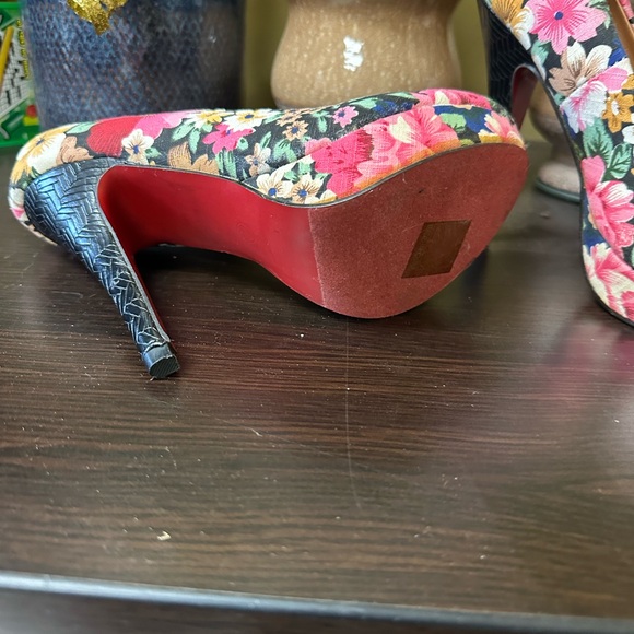 Size 6 1/2 -7 flowered heels NWOT - Picture 8 of 8